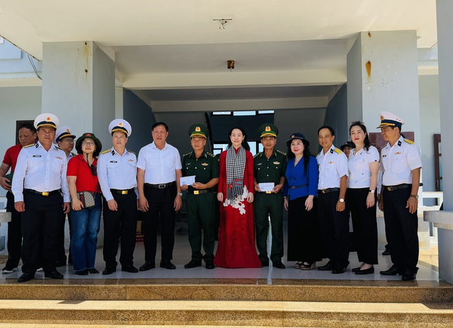 bien-phong-17456385147581962588902 Đoàn công tác Bộ Y tế thăm, tặng quà quân, dân trên quần đảo Trường Sa và Nhà giàn DK1- Ảnh 18.