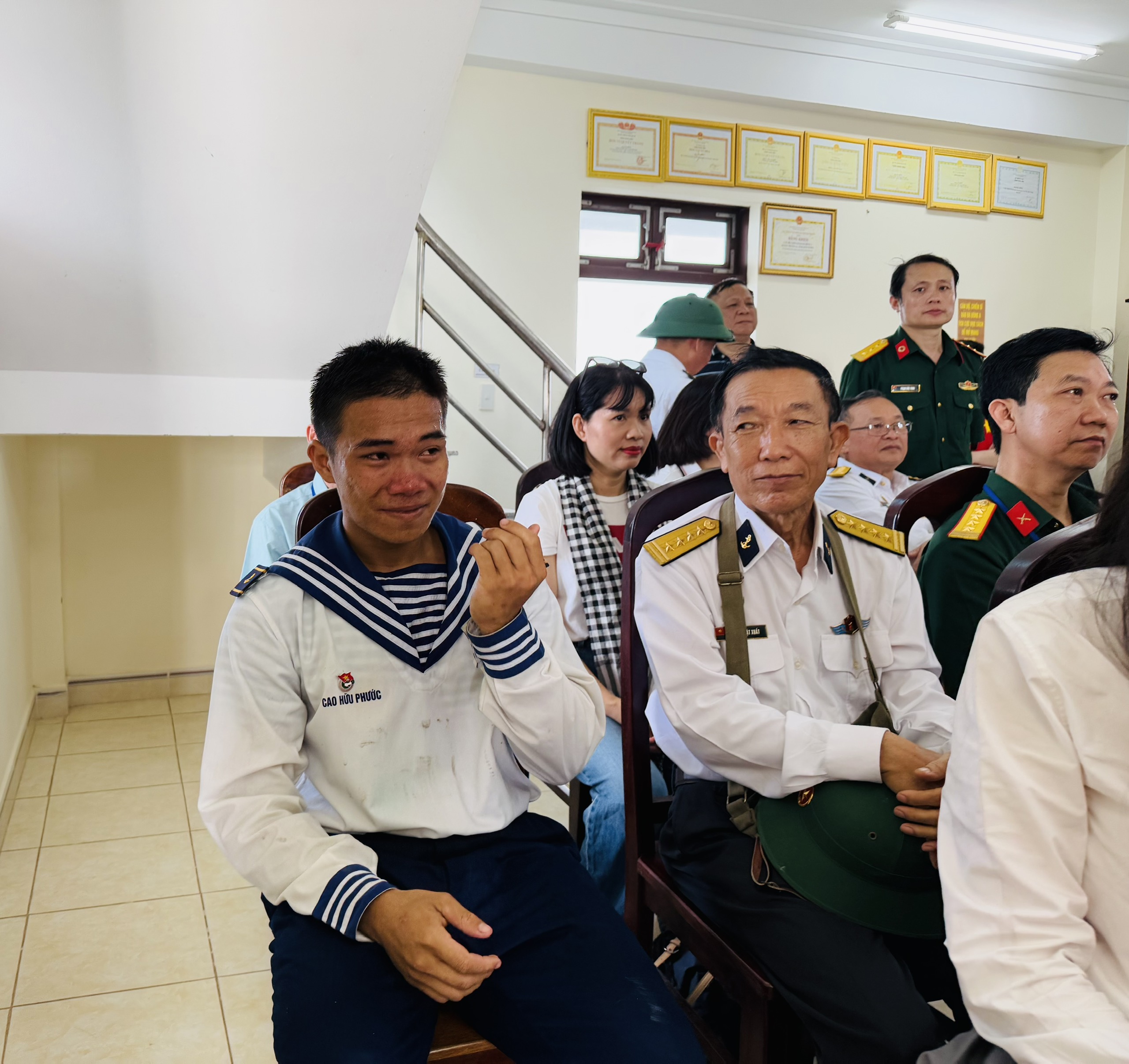 ca-17456348656191565605732 Đoàn công tác Bộ Y tế thăm, tặng quà quân, dân trên quần đảo Trường Sa và Nhà giàn DK1- Ảnh 11.