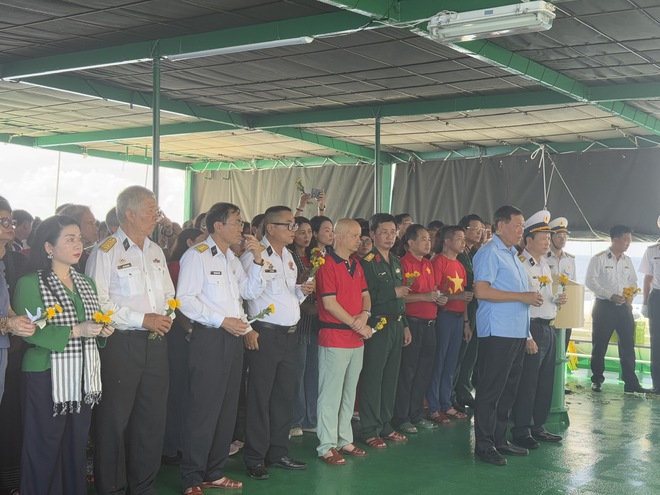 gac-ma-1-1745637297536820098221 Đoàn công tác Bộ Y tế thăm, tặng quà quân, dân trên quần đảo Trường Sa và Nhà giàn DK1- Ảnh 6.