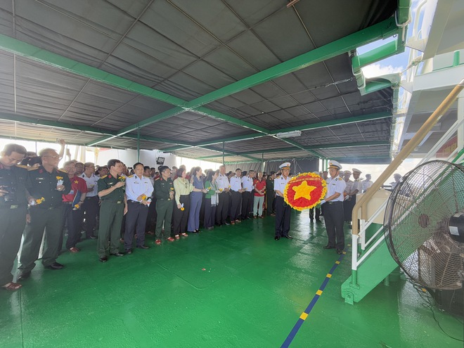 gac-ma-17456372975721537740145 Đoàn công tác Bộ Y tế thăm, tặng quà quân, dân trên quần đảo Trường Sa và Nhà giàn DK1- Ảnh 7.