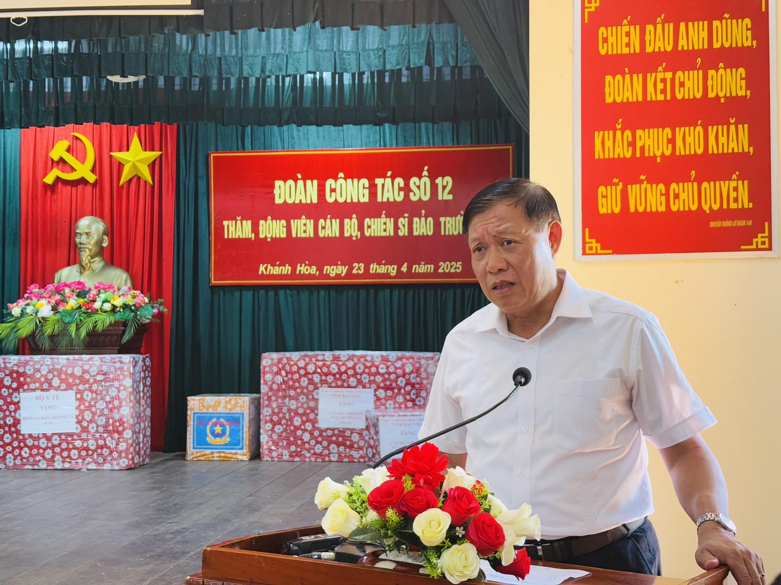 truong-sa-1-1745635442920385237127 Đoàn công tác Bộ Y tế thăm, tặng quà quân, dân trên quần đảo Trường Sa và Nhà giàn DK1- Ảnh 9.