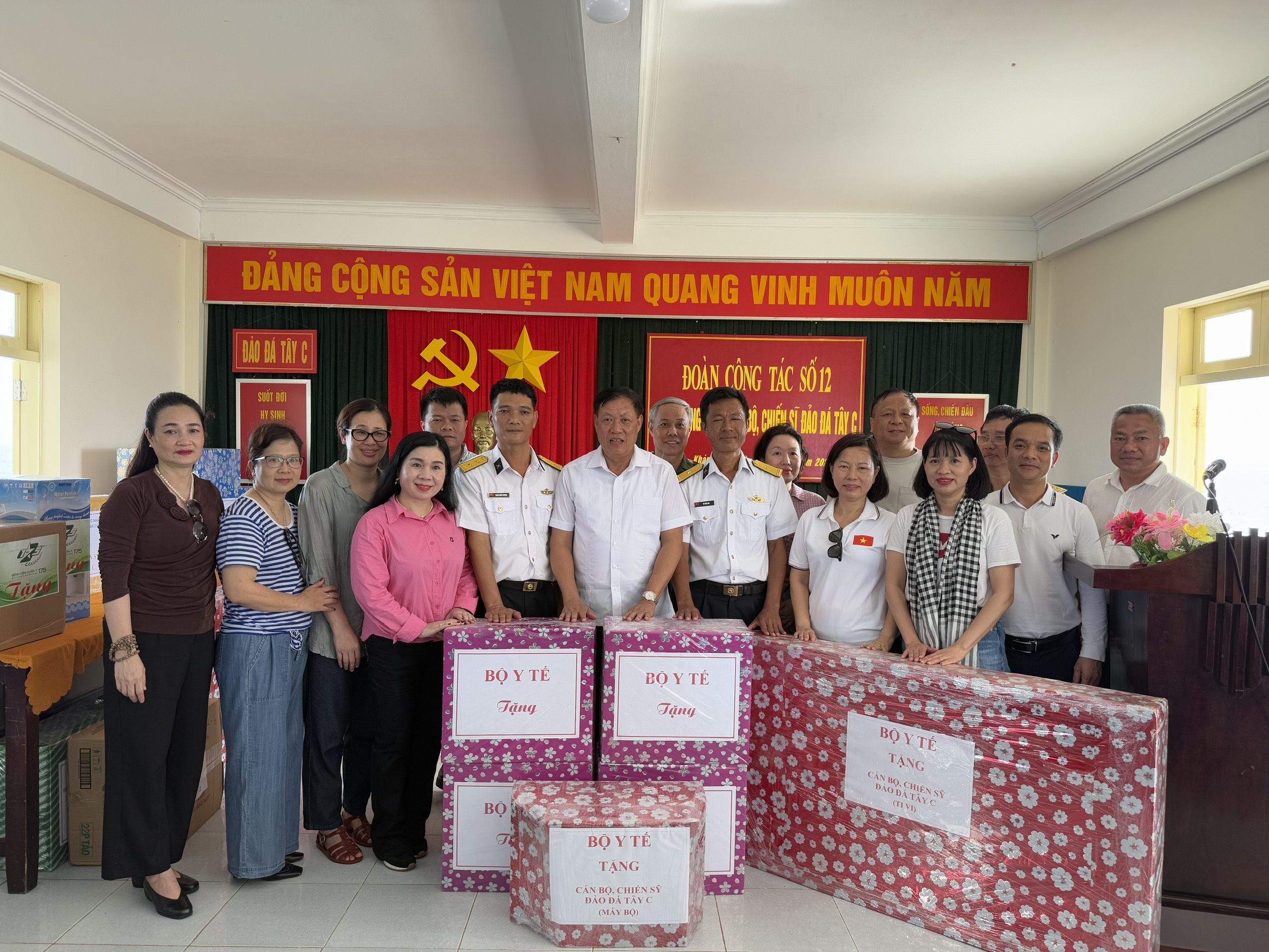 truong-sa-11-174563544358116056887 Đoàn công tác Bộ Y tế thăm, tặng quà quân, dân trên quần đảo Trường Sa và Nhà giàn DK1- Ảnh 12.