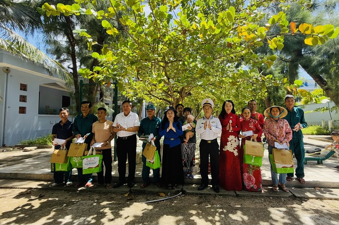 truong-sa-12-1745635443598590154812 Đoàn công tác Bộ Y tế thăm, tặng quà quân, dân trên quần đảo Trường Sa và Nhà giàn DK1- Ảnh 16.