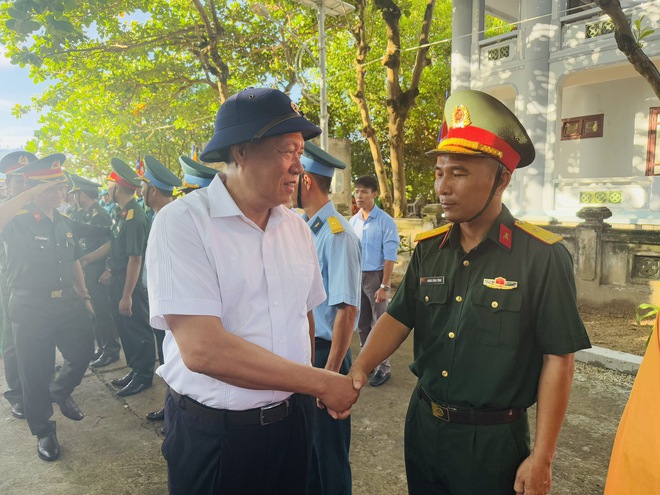 truong-sa-14-1745635443638701488639 Đoàn công tác Bộ Y tế thăm, tặng quà quân, dân trên quần đảo Trường Sa và Nhà giàn DK1- Ảnh 14.