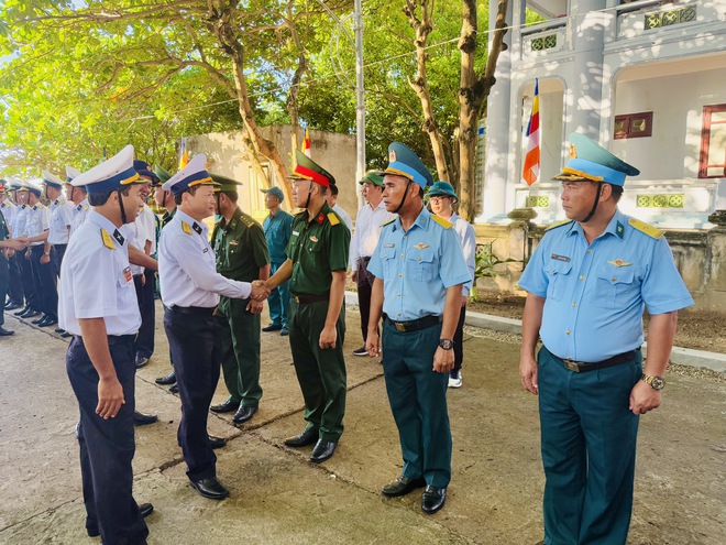 truong-sa-16-1745635443711752987195 Đoàn công tác Bộ Y tế thăm, tặng quà quân, dân trên quần đảo Trường Sa và Nhà giàn DK1- Ảnh 13.