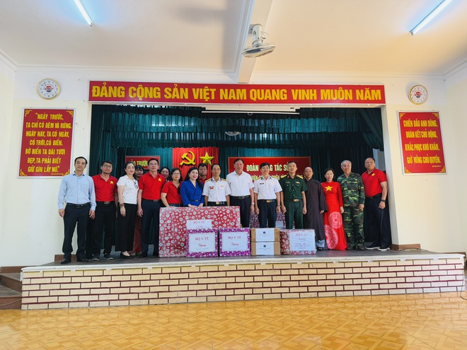 truong-sa-174563544396262276576 Đoàn công tác Bộ Y tế thăm, tặng quà quân, dân trên quần đảo Trường Sa và Nhà giàn DK1- Ảnh 15.