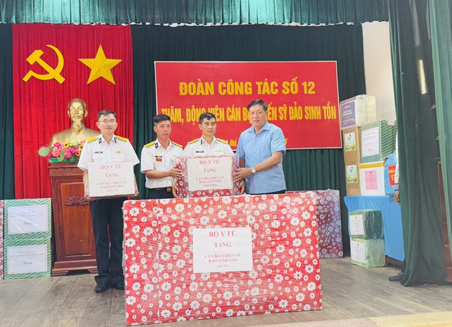 truong-sa-2-1745635443231829997905 Đoàn công tác Bộ Y tế thăm, tặng quà quân, dân trên quần đảo Trường Sa và Nhà giàn DK1- Ảnh 4.