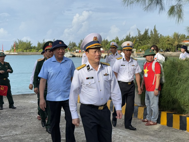 truong-sa-21-1745635443778684937498 Đoàn công tác Bộ Y tế thăm, tặng quà quân, dân trên quần đảo Trường Sa và Nhà giàn DK1- Ảnh 1.