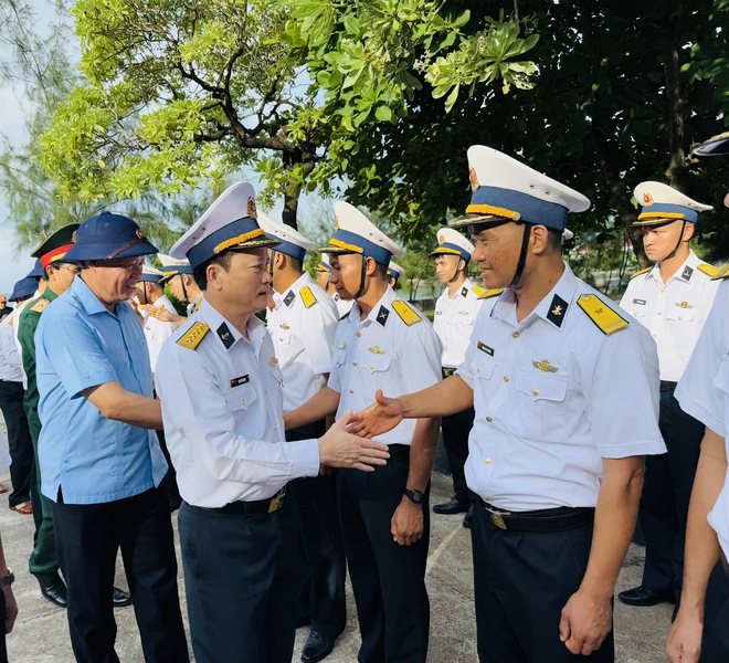 truong-sa-22-17456354437981018716378 Đoàn công tác Bộ Y tế thăm, tặng quà quân, dân trên quần đảo Trường Sa và Nhà giàn DK1- Ảnh 2.