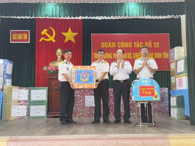 truong-sa-3-1745635443252110517285 Đoàn công tác Bộ Y tế thăm, tặng quà quân, dân trên quần đảo Trường Sa và Nhà giàn DK1- Ảnh 3.