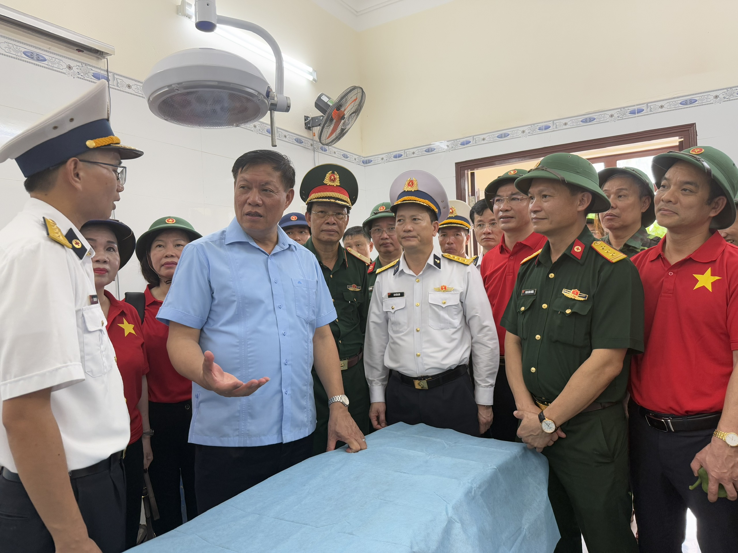 truong-sa-4-17456354432721057497250 Đoàn công tác Bộ Y tế thăm, tặng quà quân, dân trên quần đảo Trường Sa và Nhà giàn DK1- Ảnh 5.