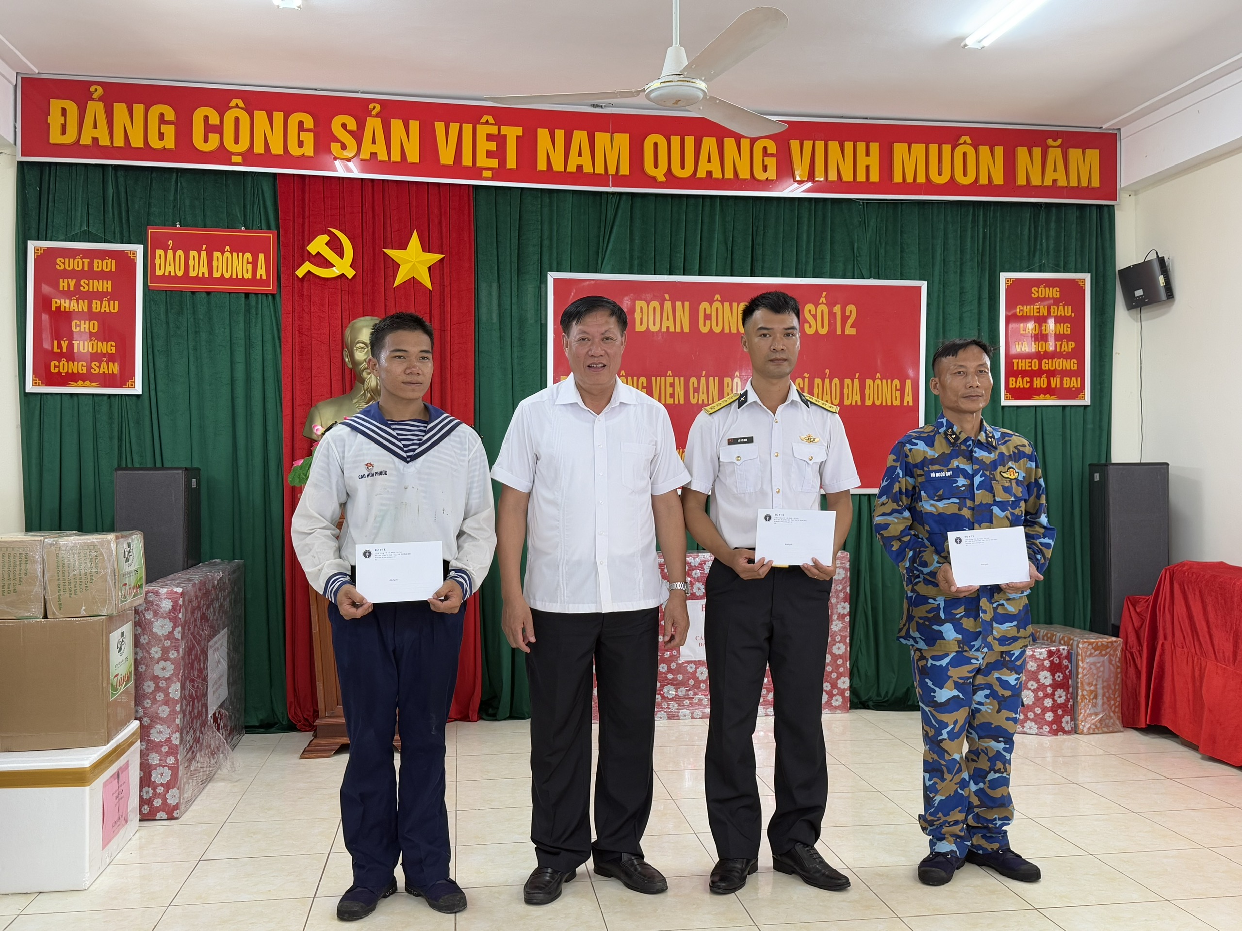 truong-sa-7-1745635443451282972415 Đoàn công tác Bộ Y tế thăm, tặng quà quân, dân trên quần đảo Trường Sa và Nhà giàn DK1- Ảnh 10.